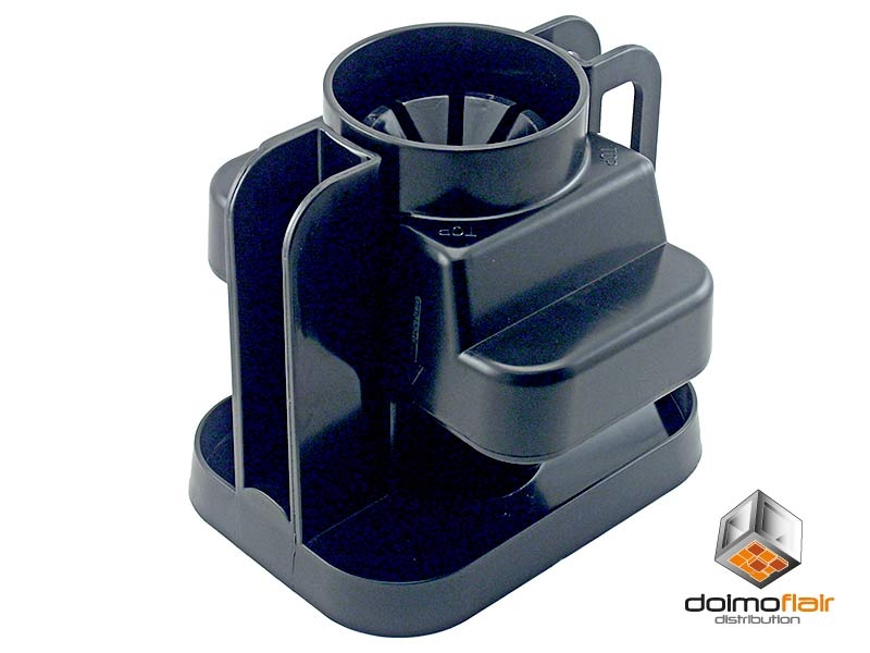 Manual citrus cutter made from plastic.